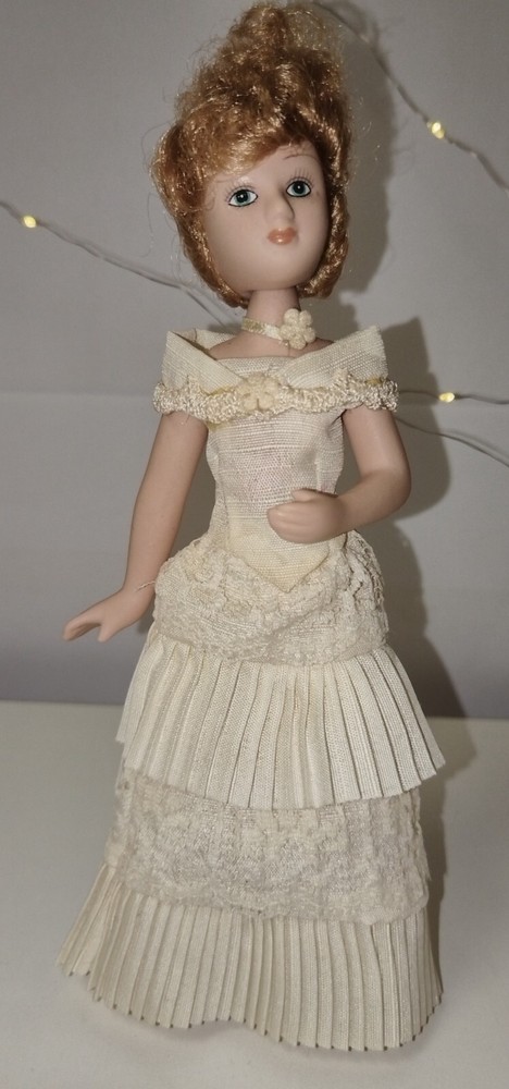 Porcelain doll Lady Windermere from the DeAgostini collection 