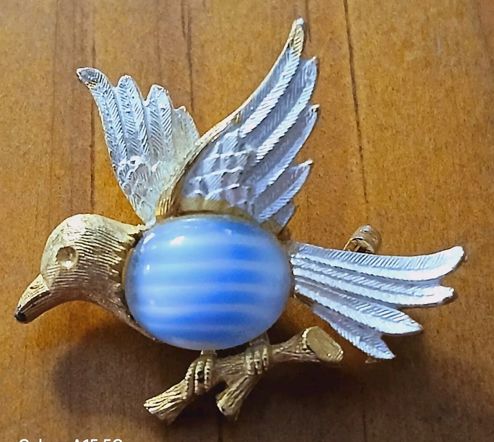 Vintage Gold Tone Jelly Belly Brooch with Blue White Striped Stone