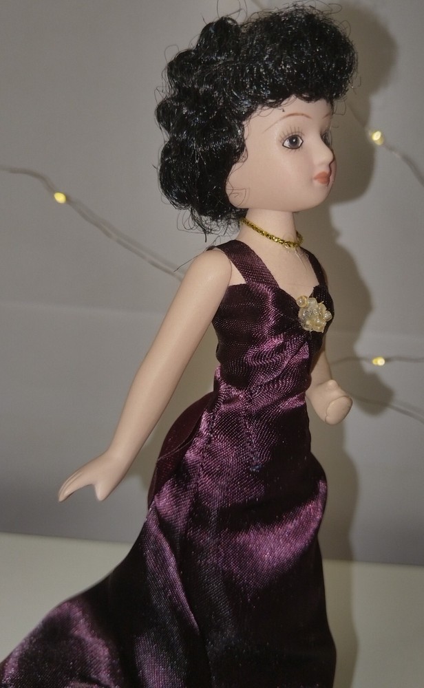 Porcelain doll Mabel Chiltren from the DeAgostini collection 