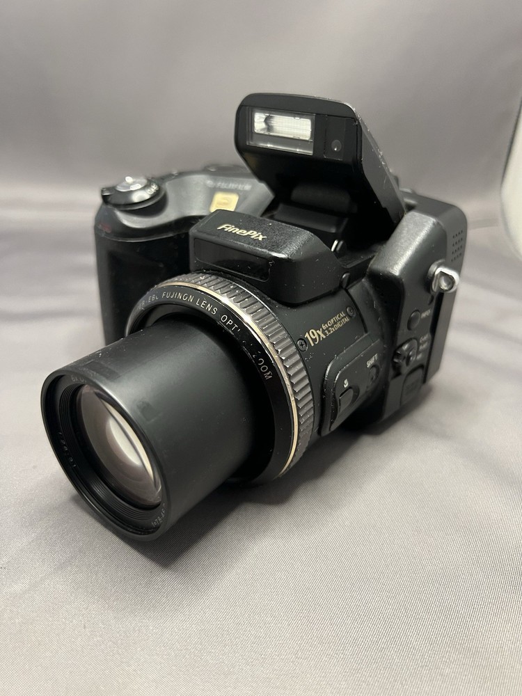 Fuji FinePix S7000 6.3MP Digital Camera with 6x Zoom Powers On Ready