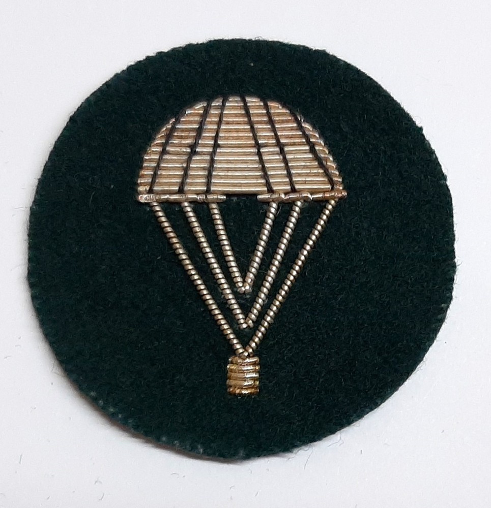 Vintage Parachutist Insignia Embroidered British Army Badge Silver On Green