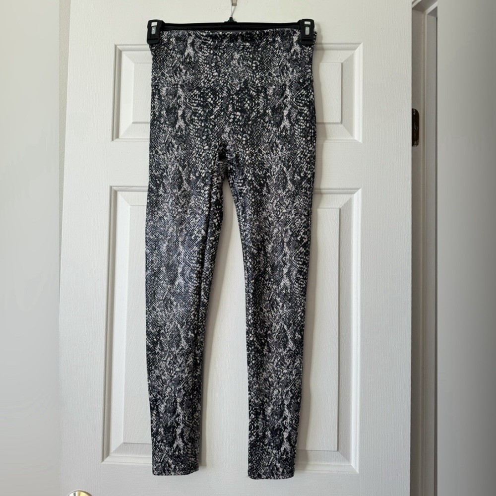 Spanx Faux Leather Snake Shine Leggings Size L Snakeskin Grey Snake 20324R