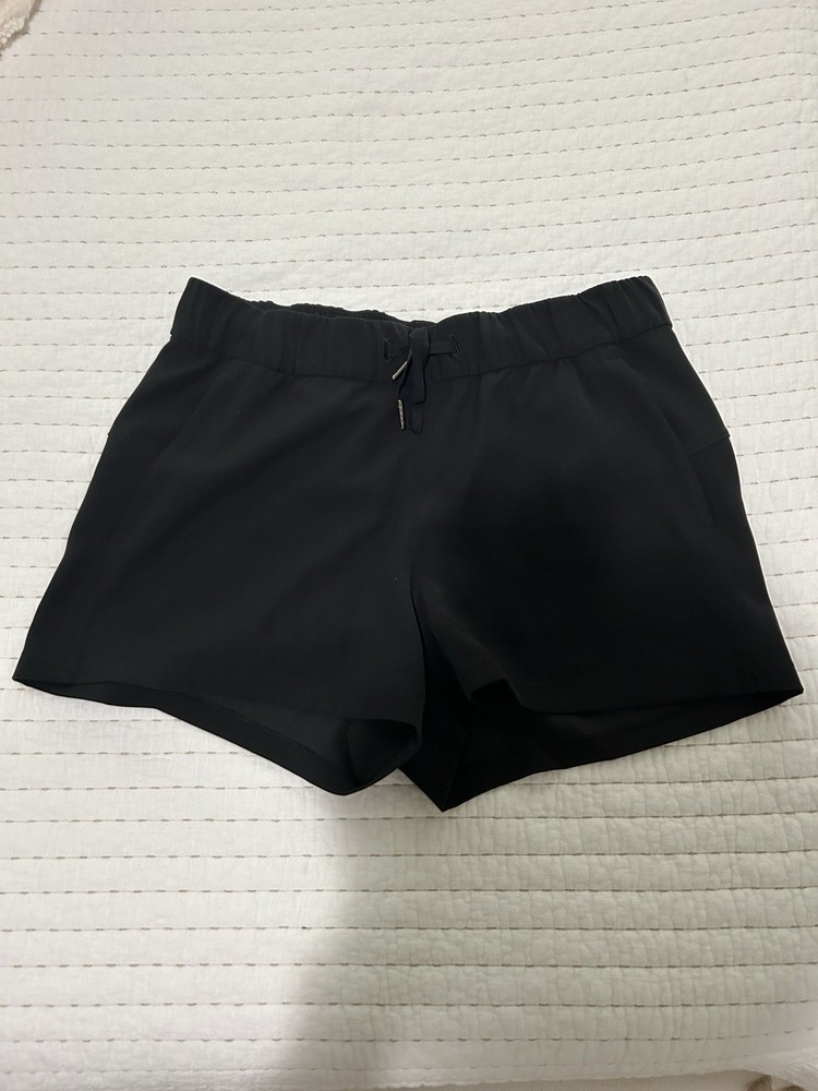 Lulmon On The Fly Woven Black 2.5 Inch Gym Shorts Size 8 W7AFBS