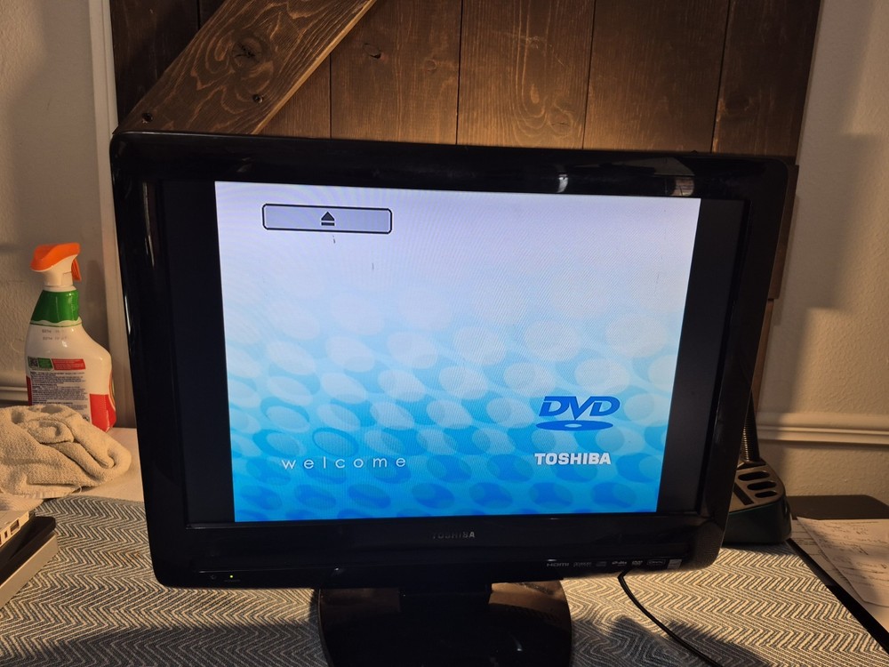 Toshiba 19LV505  19” Diagonal  LCD  TV/DVD Combo  HDMI Gaming Television