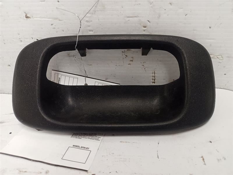 1999-2007 Chevrolet GMC 1500 2500 3500 Tailgate Handle Bezel 11331060