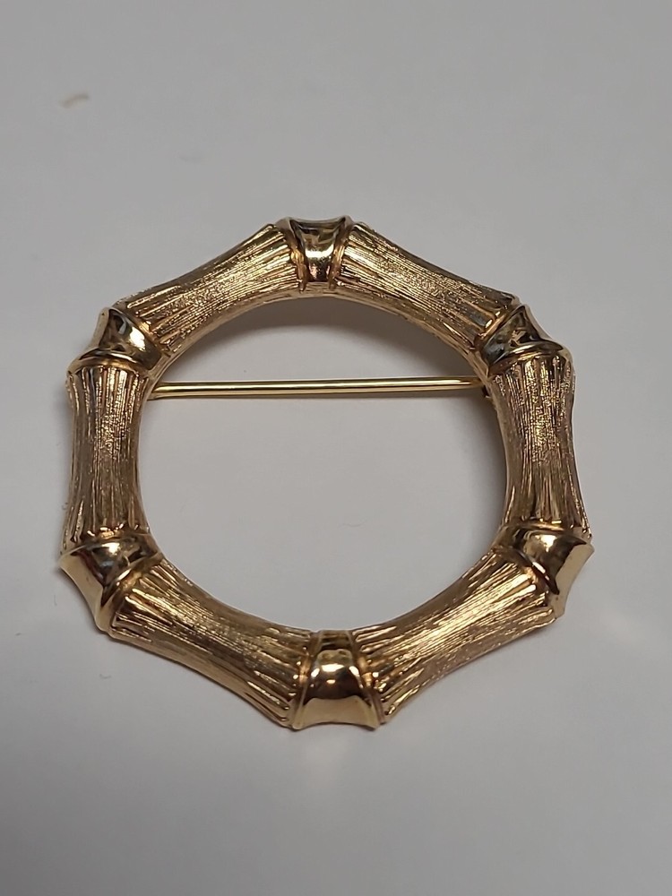 Vintage 70s Avon Bamboo Magic Gold Toned Circle Brooch Pin 1.5
