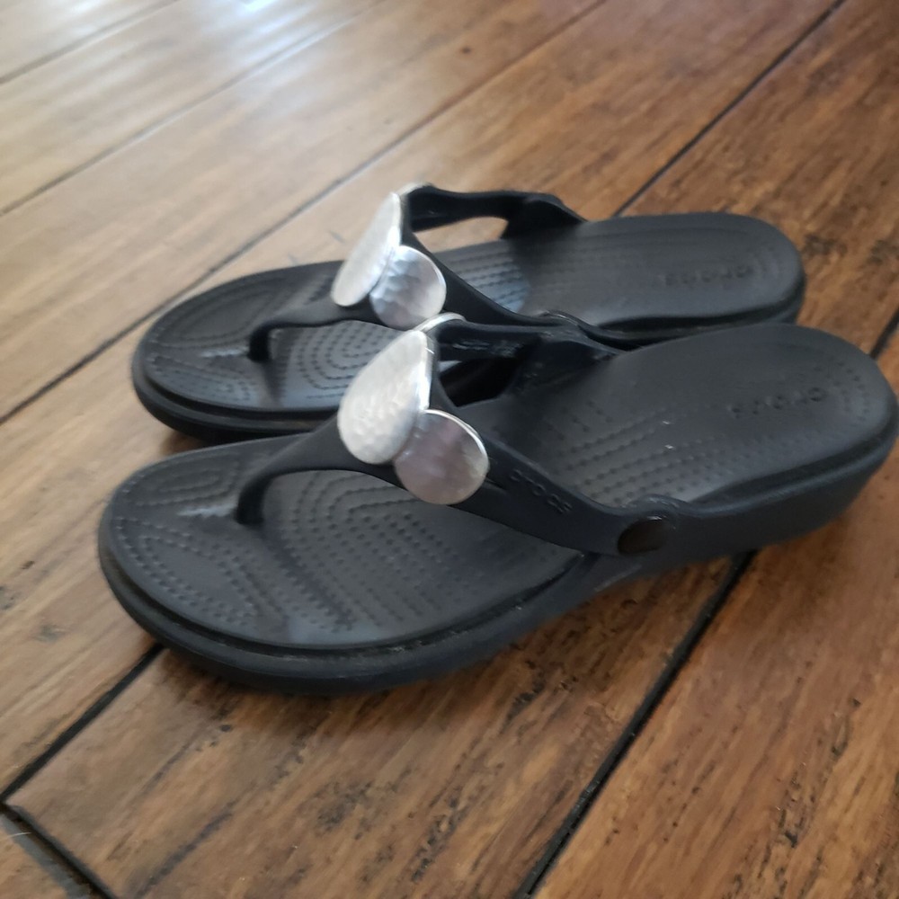 Crocs Sanrah Womens Black Shoes Sandals  Size 6  Silver Tone Hammered Discs Used