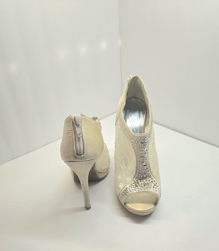 Michaelangelos Size 6 1/2 White Bridal Heels With Silver Detail
