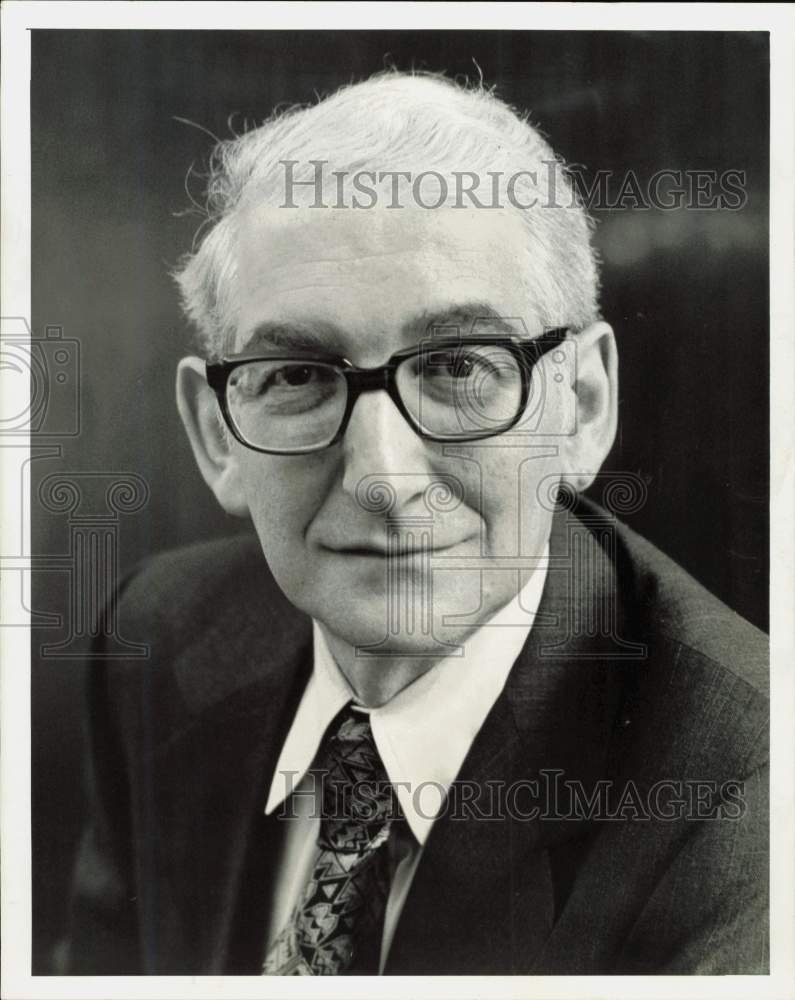 1975 Press Photo Reuven Frank in NBC's 