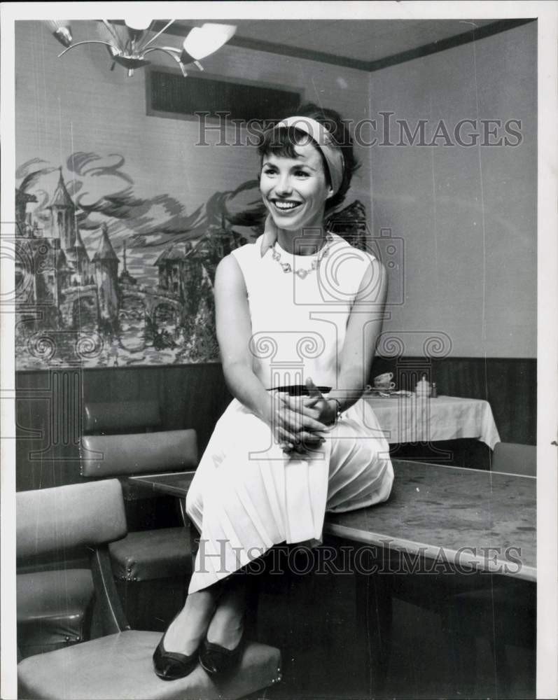 1962 Press Photo Actress Pat Finley Poses at Olde Wayne Club - lra80223