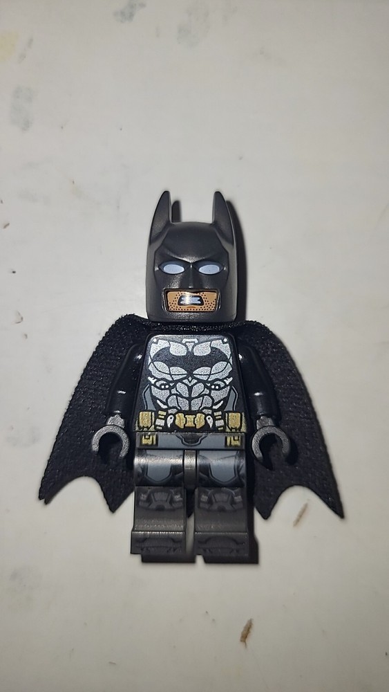 LEGO Batman DC Super Heroes 76112 Batmobile Batman Minifigure