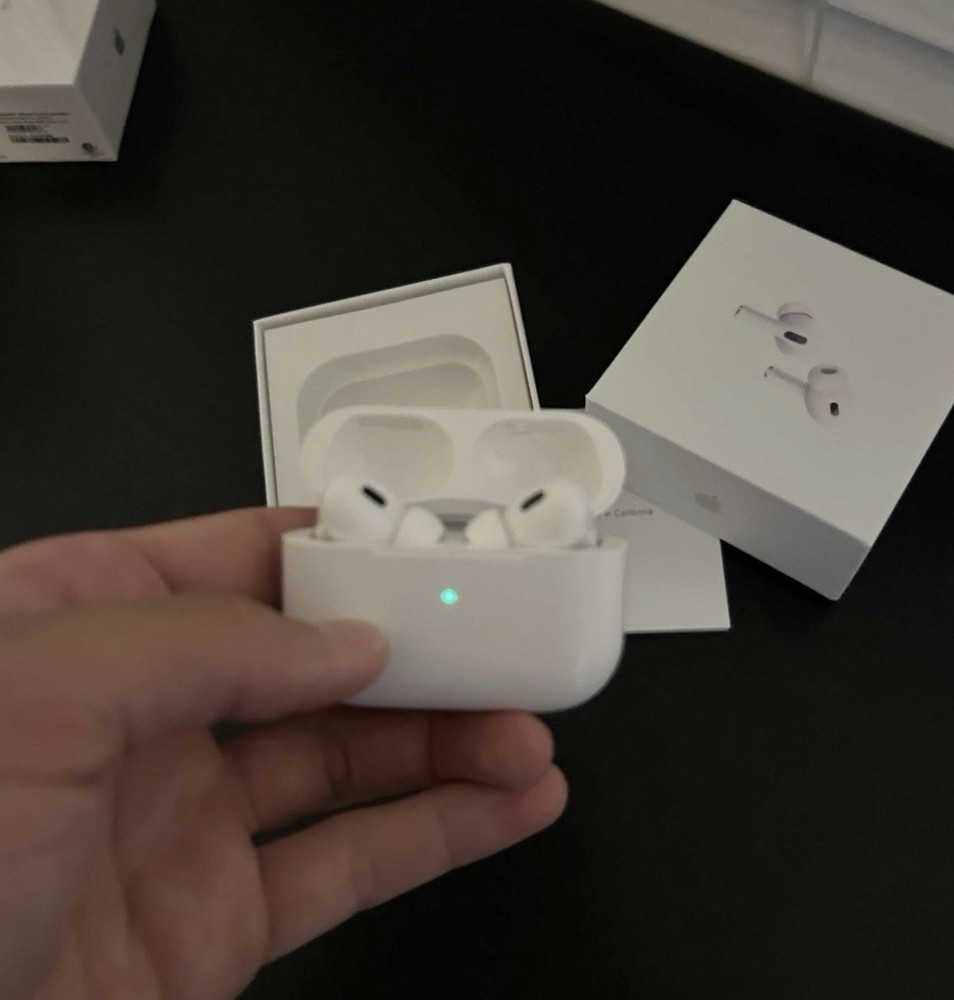 Apple AirPods Pro with MagSafe Charging Case in White