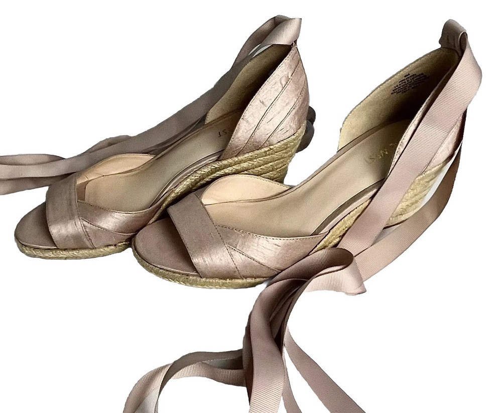 Nine West Jaxel womens beige wedge heels with leg strap size 9 excellent condition