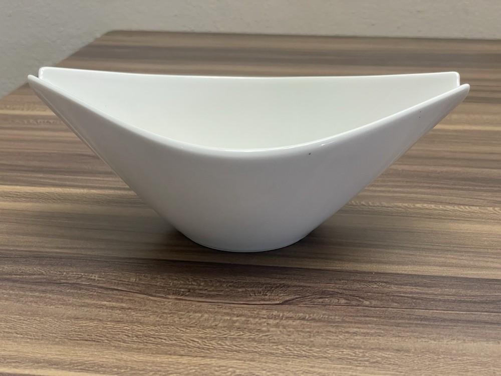VILLEROY BOCH FLOW WHITE GRAVY BOAT - 7”x 3”.