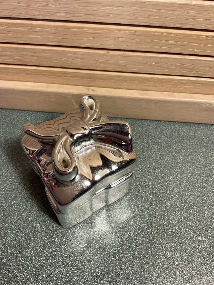 Hallmark Signature Elegant Silver Gift Box for Special Occasions