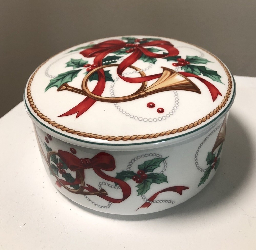 Mikasa Maxima Round Trinket Box Porcelain Holly Berry Ribbon Jubilation Trumpet