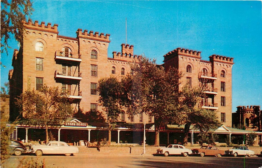 1950s Hot Springs South Dakota Hotel Evans Resort autos Postcard 25-4179