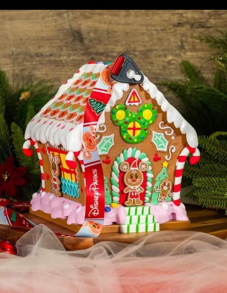🎄Disney Mickey & Minnie Gingerbread House Popcorn Bucket ✨ In hand