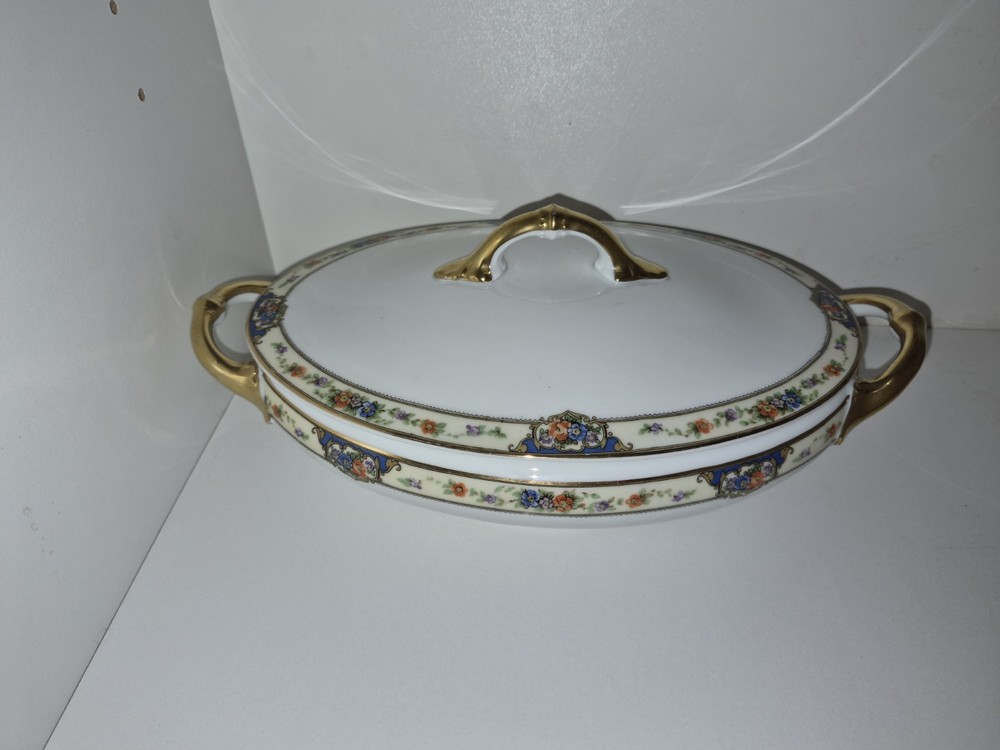 TK Thun Bohemia Czechoslovakia Vintage Covered Vegetable Dish with Lid Gold Trim