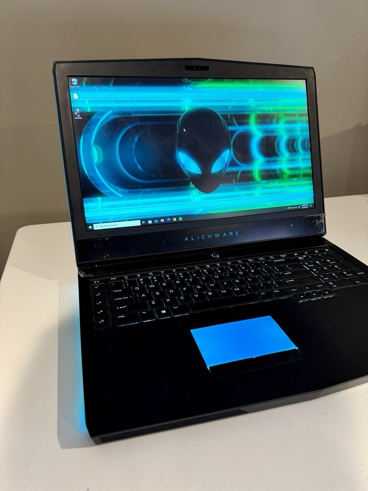 Alienware 17 R4 17.3” i7-7700HQ 16GB GTX 1070 FHD + 1TB Drive