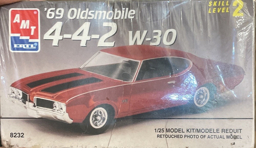 AMT/ERTL 1969 Oldsmobile 4-4-2 W-30 1:25 Scale Model Car Kit NIB