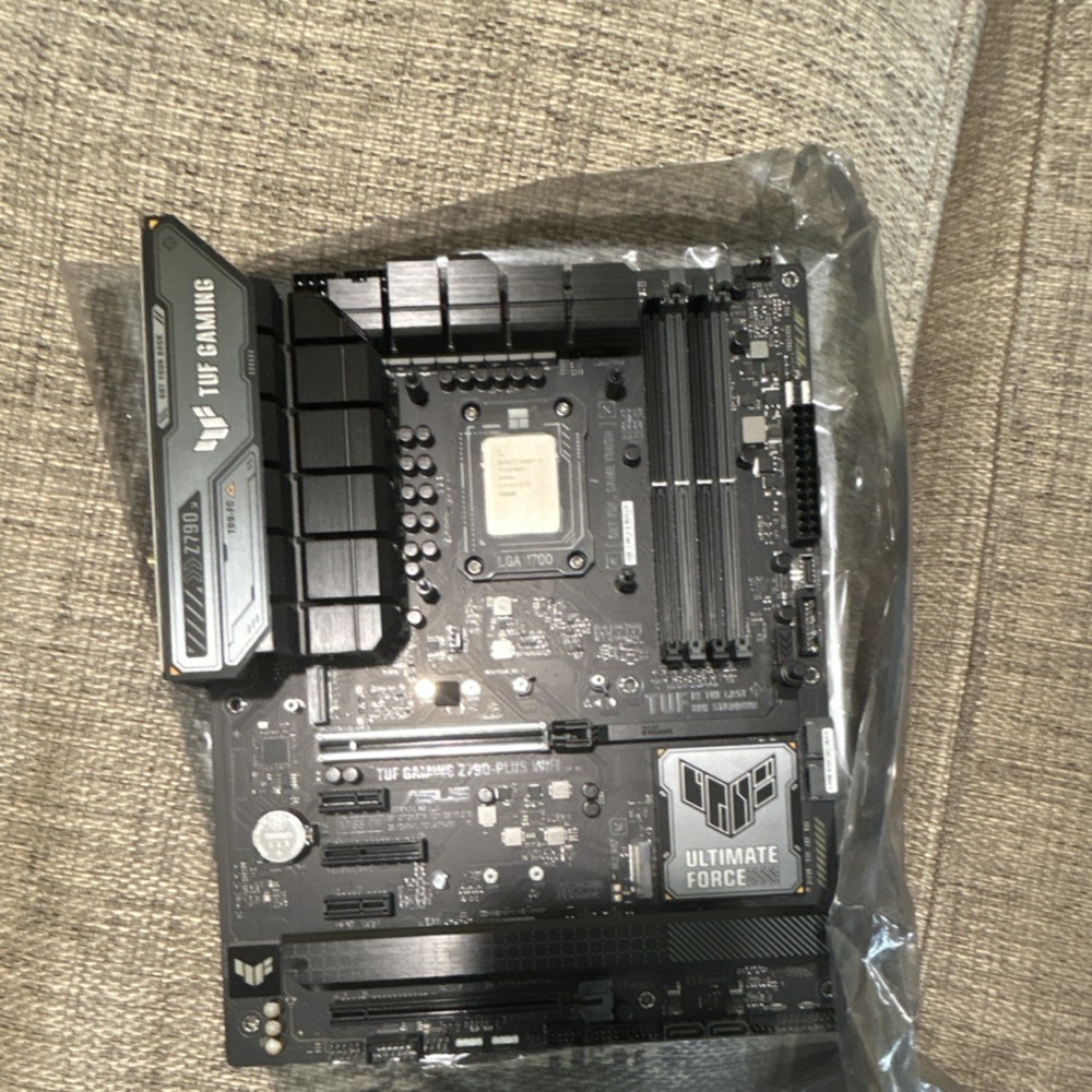 ASUS TUF GAMING Z790-PLUS WIFI ATX Intel LGA1700 DDR5 + I713700kf CPU.
