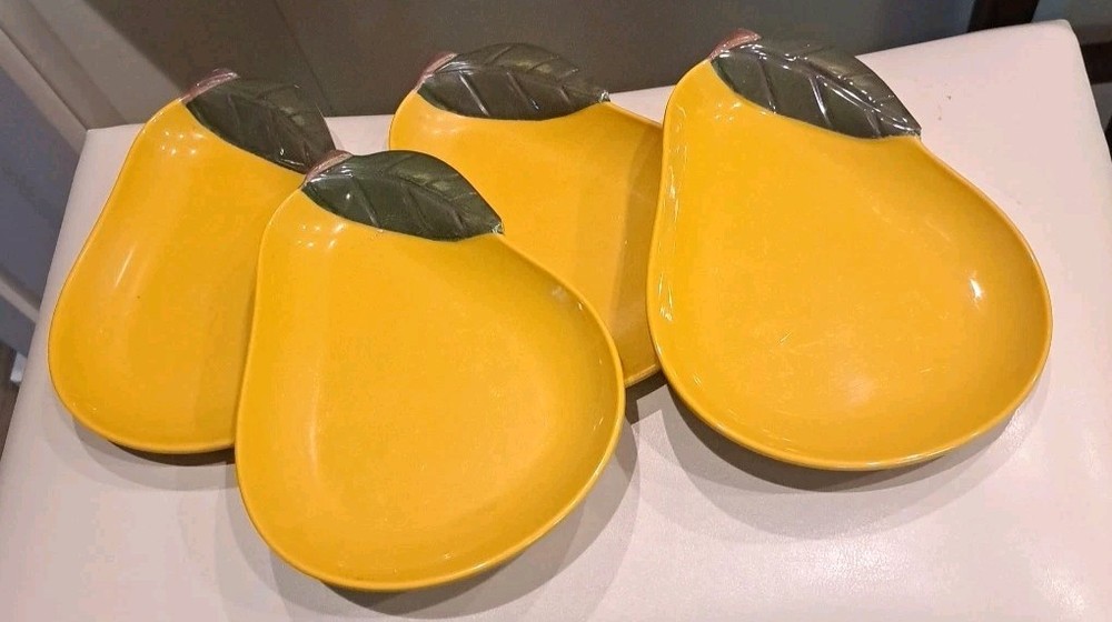 Vintage Pear Shaped Snack Plates Set of 4 Melamine Gold &  Green Fruit Appetizer