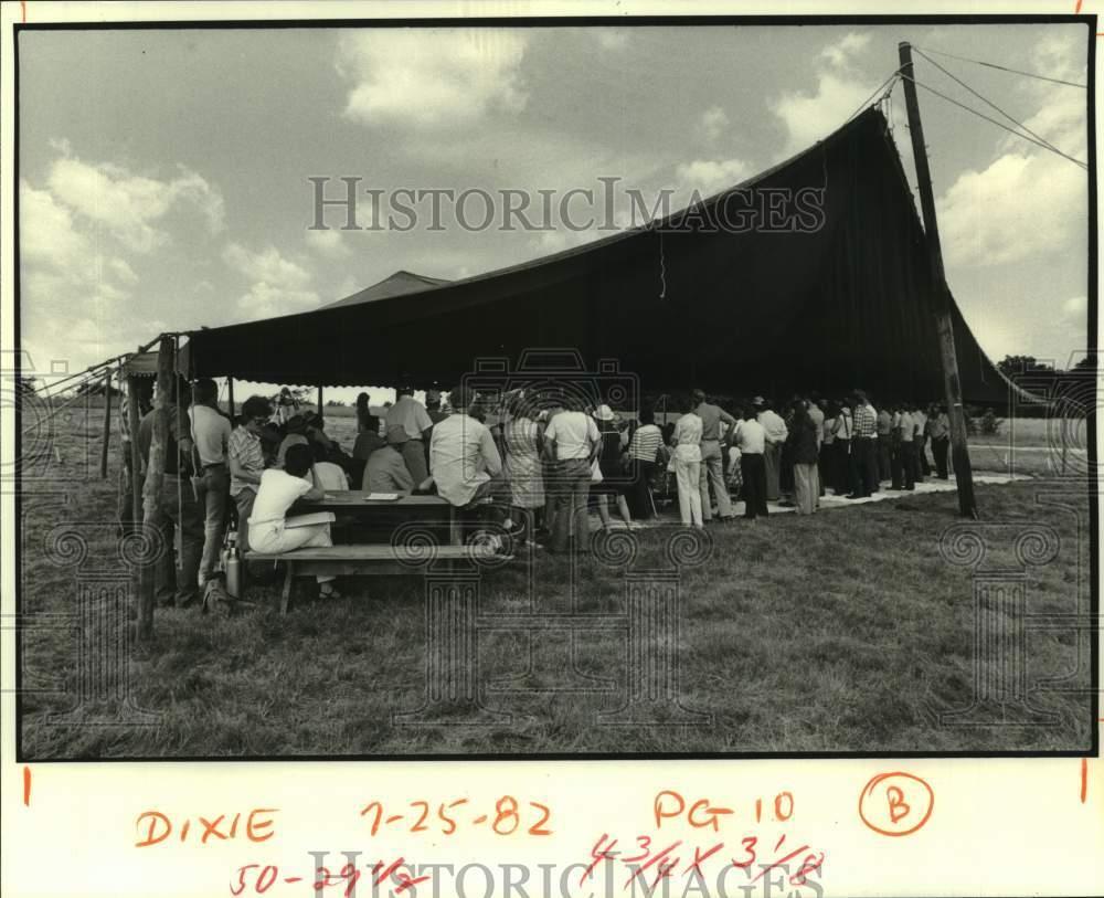 1982 Press Photo Gathering of members of the family of Jesse James at their farm