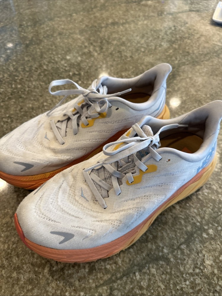 Women's Hoka Arahi 6 Size 9B in Nimbus Cloud Orange