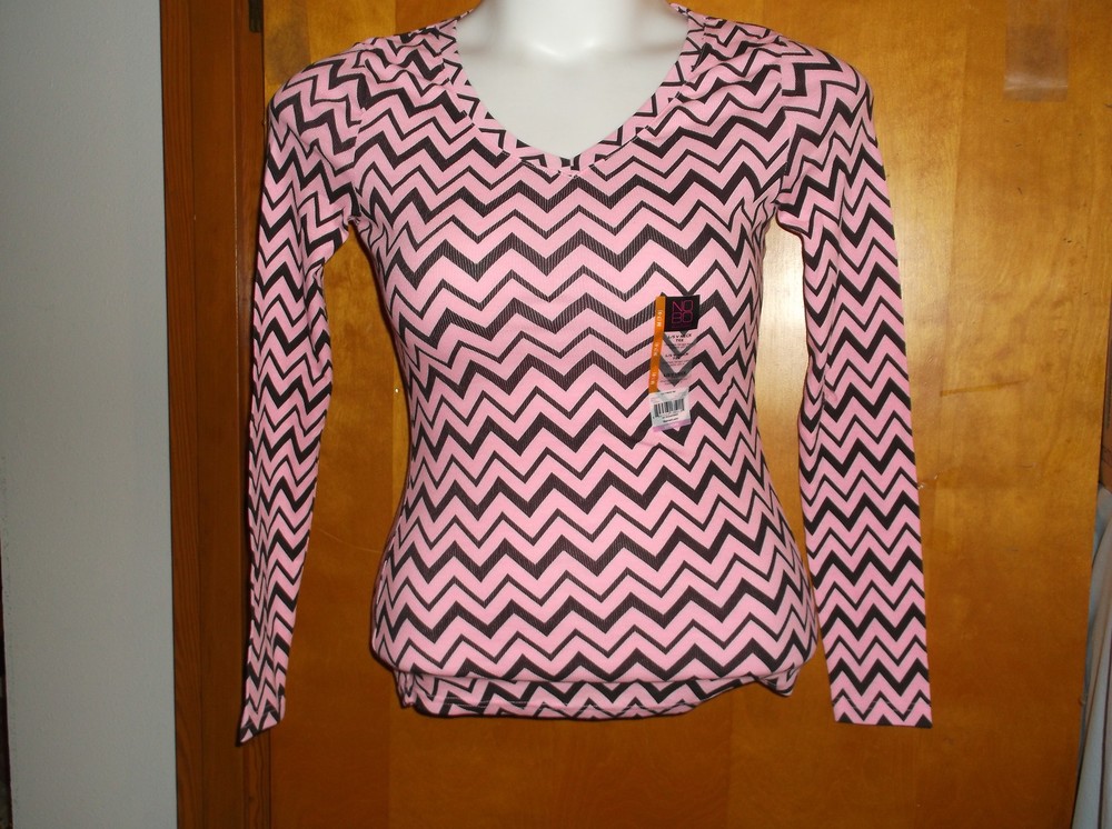 NEW LADY'S NO BOUNDARIES CHEVRON COLORED  V-NECK L/S T-SHIRT w/ ZIG-ZAG DESIGN