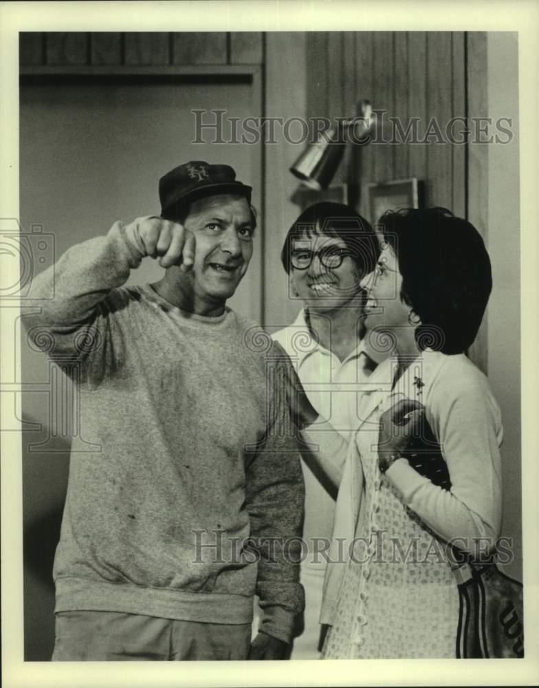Press Photo Actor Jack Klugman with co-stars in show - sap25583