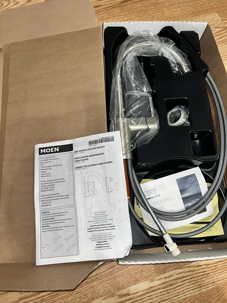 Single-handle kitchen faucet with sleek modern design