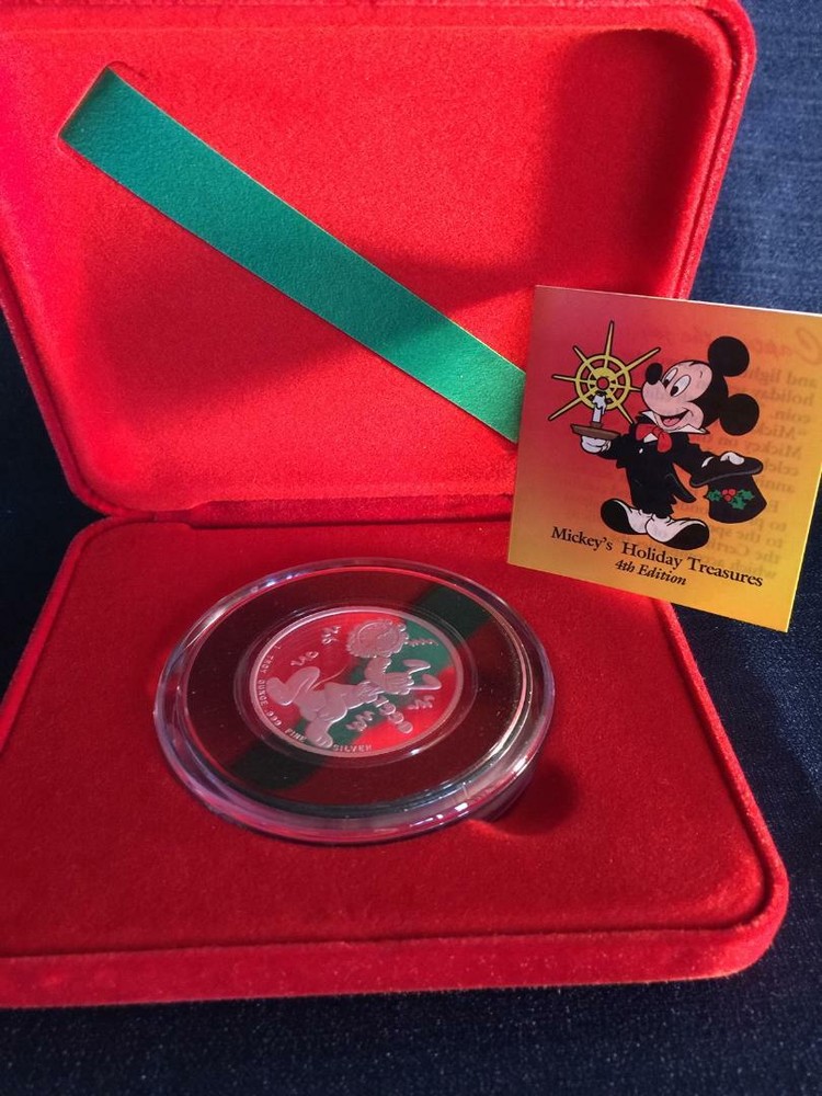 Disneyland Commemorative Mickey's Holiday Treasures Coin 1989-1990