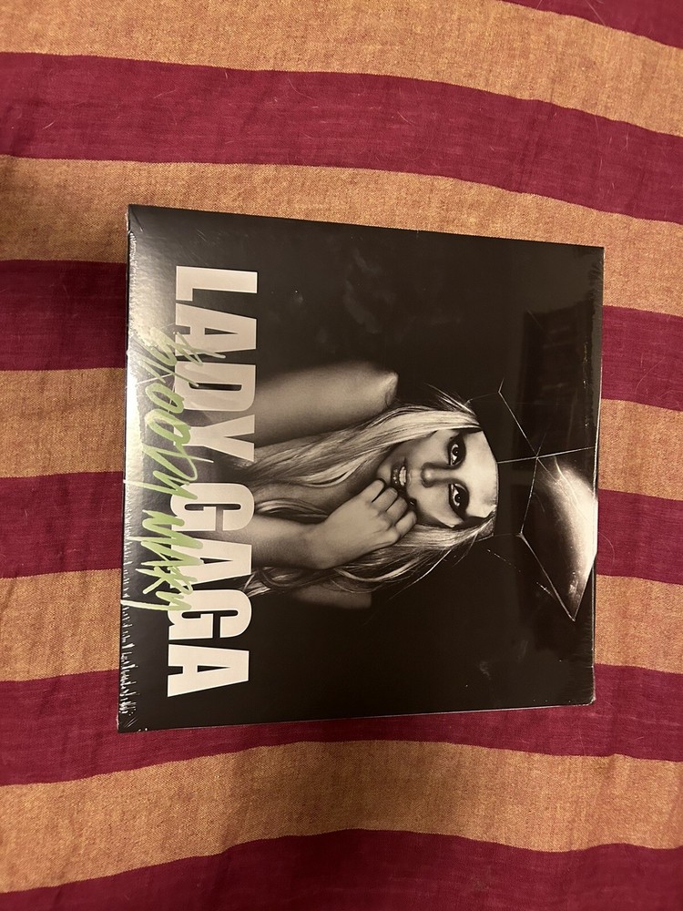 PRESALE LADY GAGA HALLOWEEN BLOODY MARY GLOW IN THE DARK GREEN7 INCH VINYL NOV-image