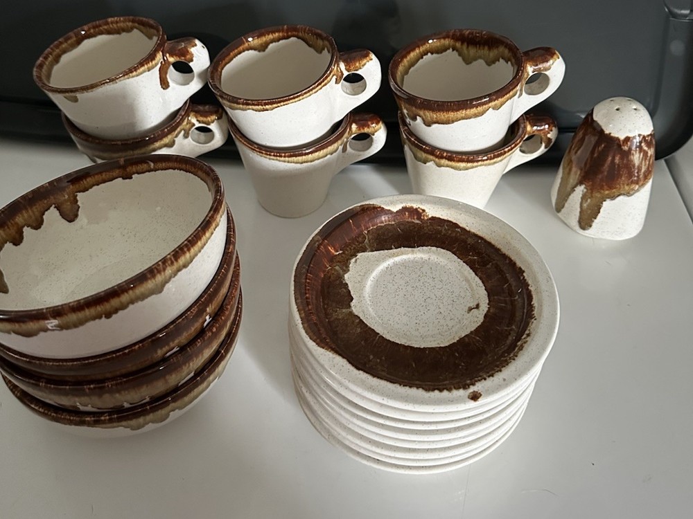 Pfaltzgraff Country Casual Brown Drip White 16-Piece Dinnerware Set  