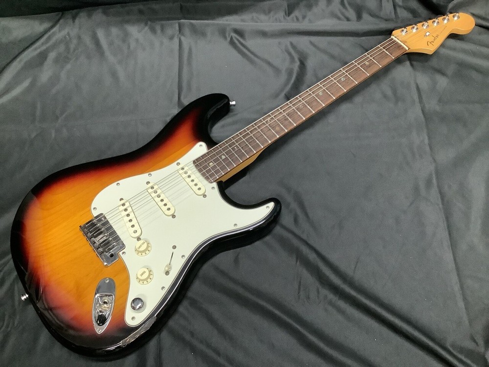Fender American Deluxe Stratocaster   3CS (Fender Strat AM DX ST )