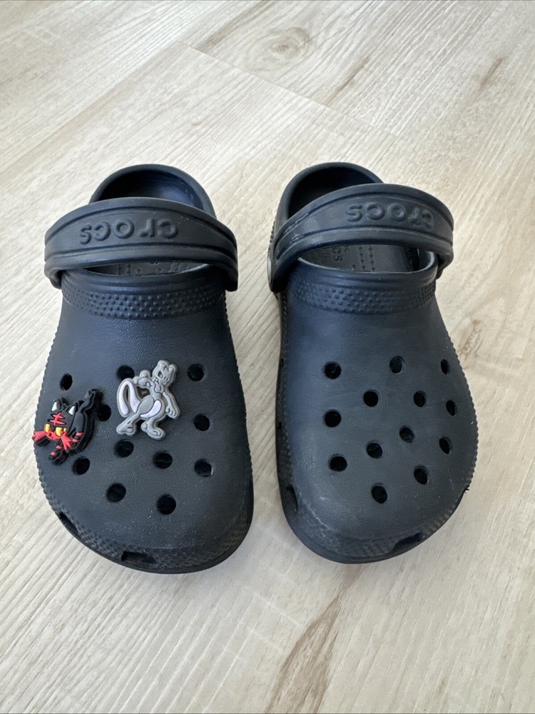 Crocs Kids Classic Clog - Black C11 Pre-owned. 2 Free Pokémon giblets