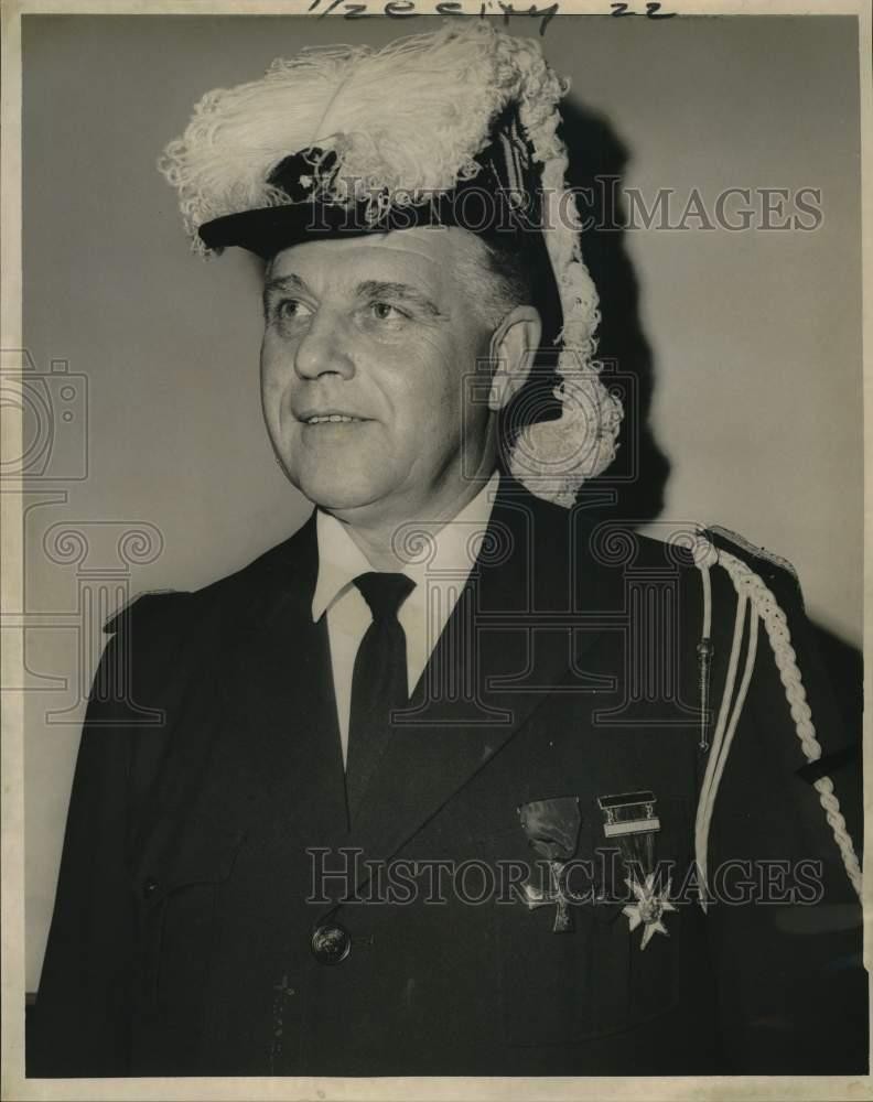 1964 Press Photo Wayne Traverse installed as Knights Templar Commander.