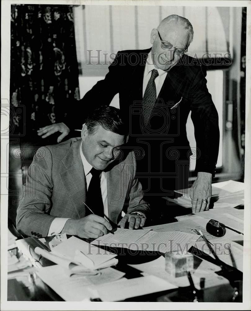 1975 Press Photo Douglas Poole signs petition and Philip Milstein in Denver
