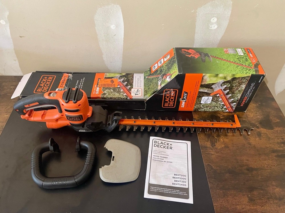 Black+Decker 20in Corded Electric Hedge Trimmer with Dual Action and Saw Blade Tip USED