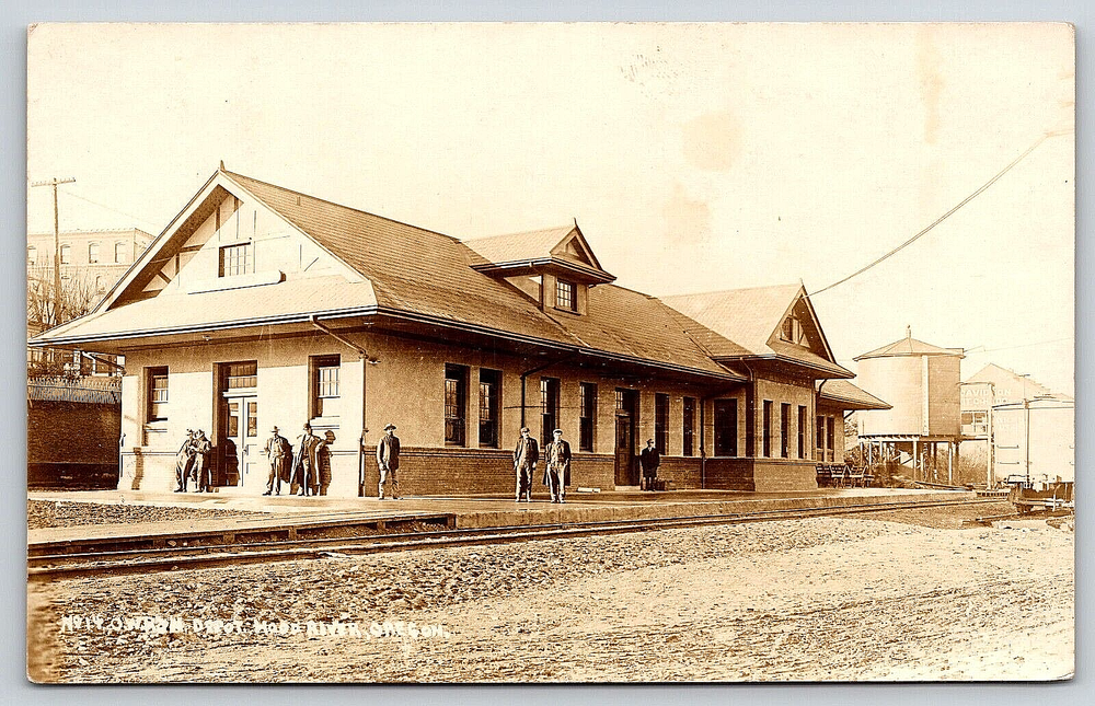 RPPC VINTAGE OLD ANTIQUE REAL PHOTO POSTCARD TRAIN DEPOT HOOD RIVER OREGON USA