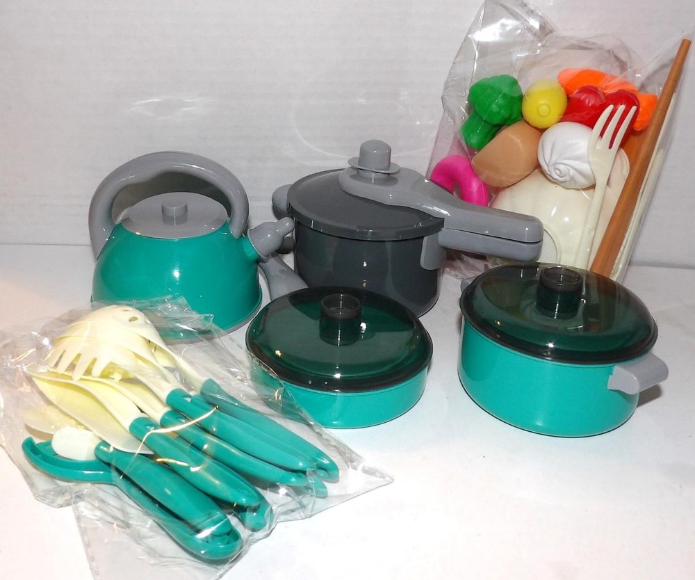 Pots and Pans KITCHEN TOY PLAYSET Green Teapot Pans Teapot Cooker Food Utensils