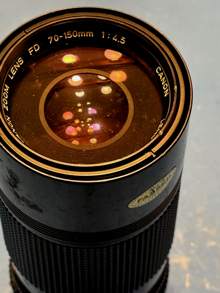 Mint- CANON FD 75-150mm f4.5 MF Telephoto Zoom Lens w built in hood