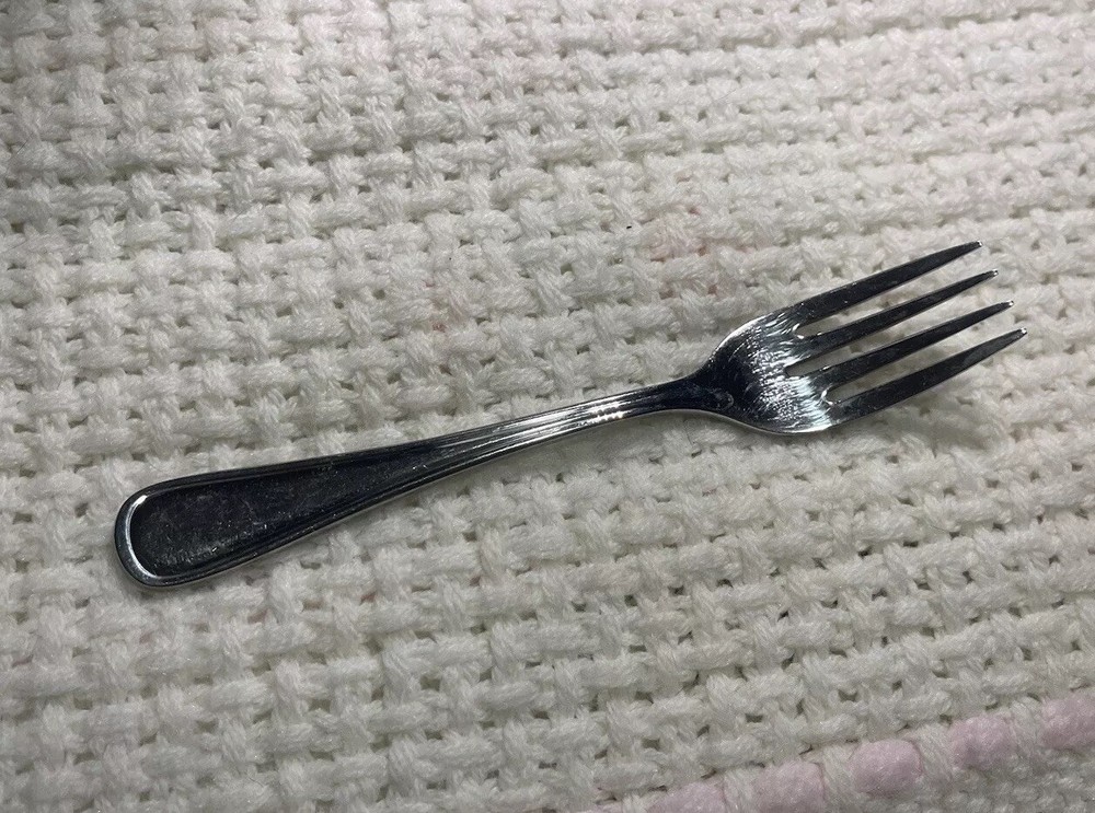 Vintage Oneida 18/10 New Rim Stainless Steel Fork - Hotel 6.5” - Used - H-1