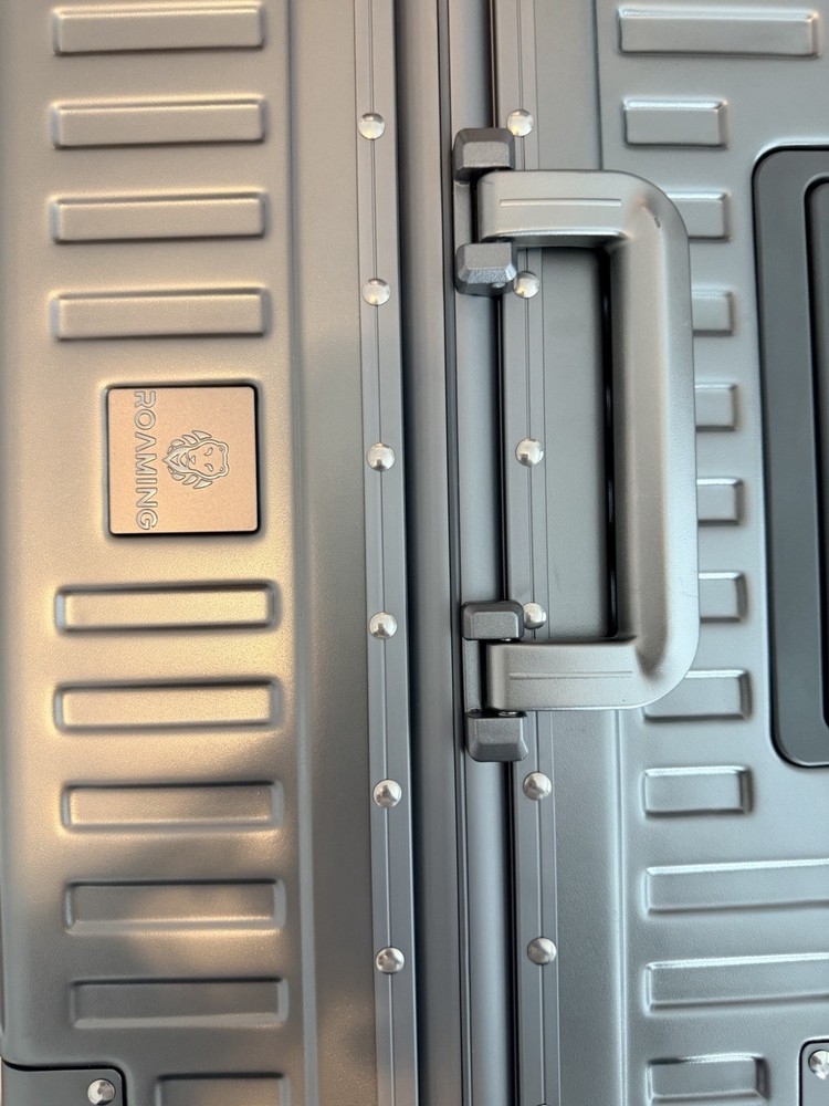 ROAMING Zipperless Luggage 28 Inch with Aluminum Frame Open Box Scratches