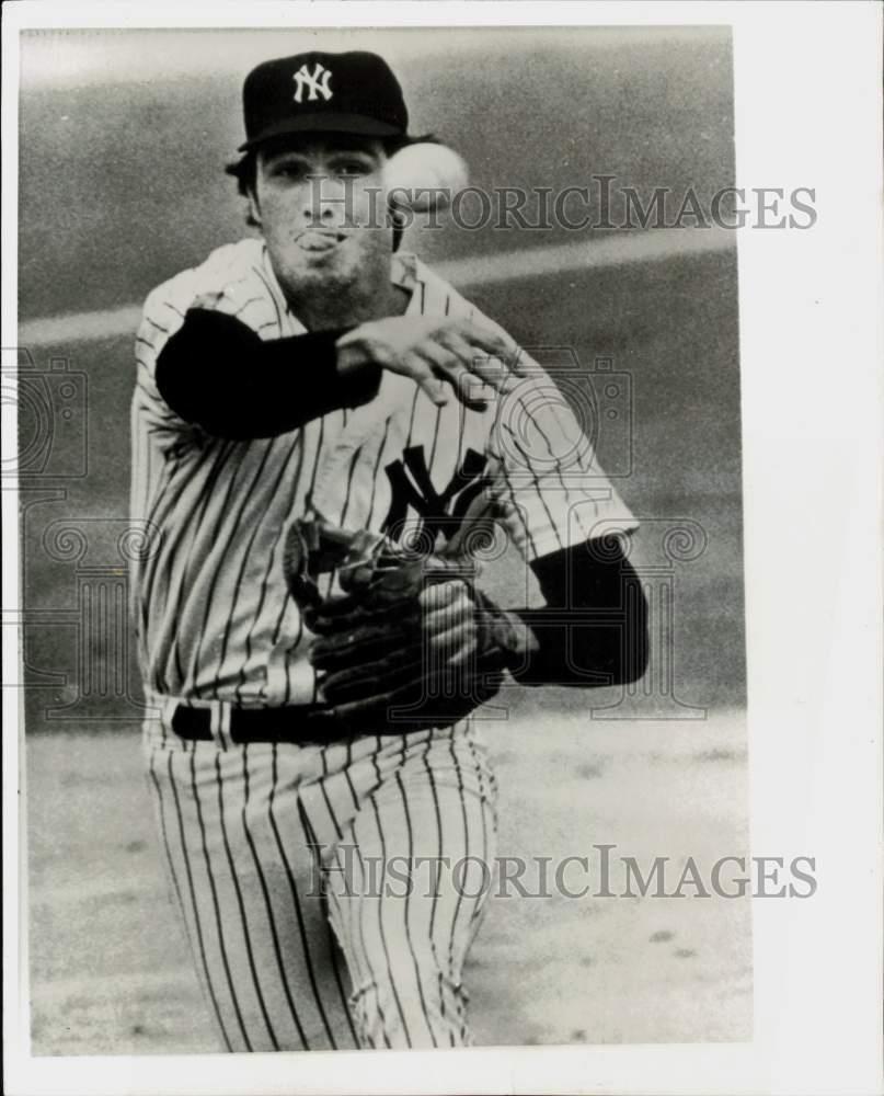 1976 Press Photo Yankees infielder Jim Mason throws ball during game in Florida