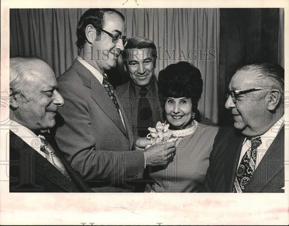 1974 Press Photo Public officials gather and smile - tux07055