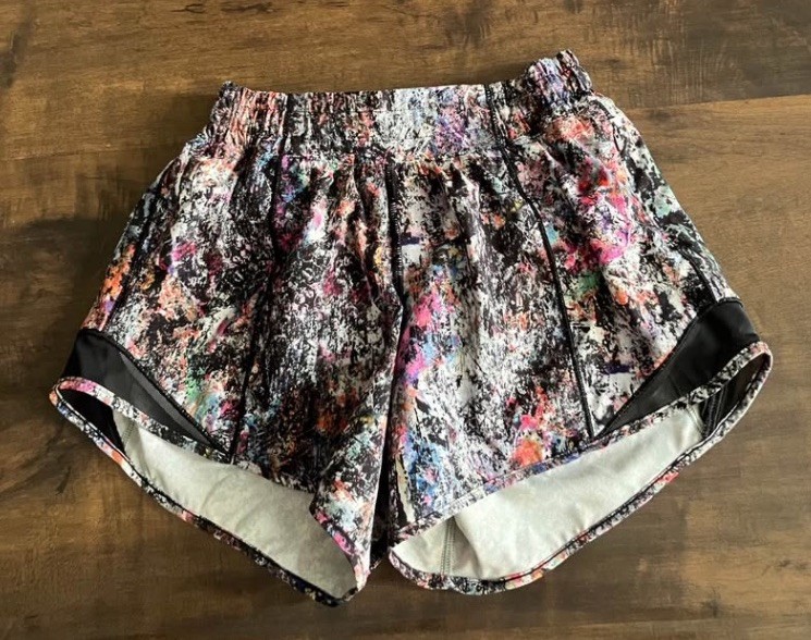 Lulmon Hotty Hot II 4 Inch Shorts Size 2 Excellent Condition