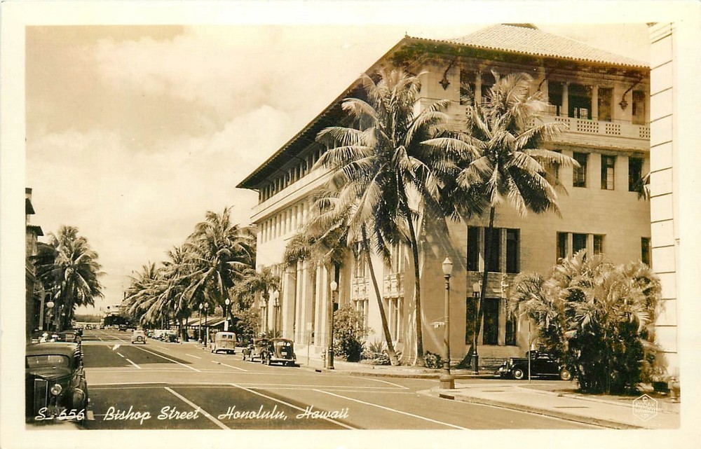 1940s Honolulu Hawaii Bishop Street autos RPPC Postcard 25-11622