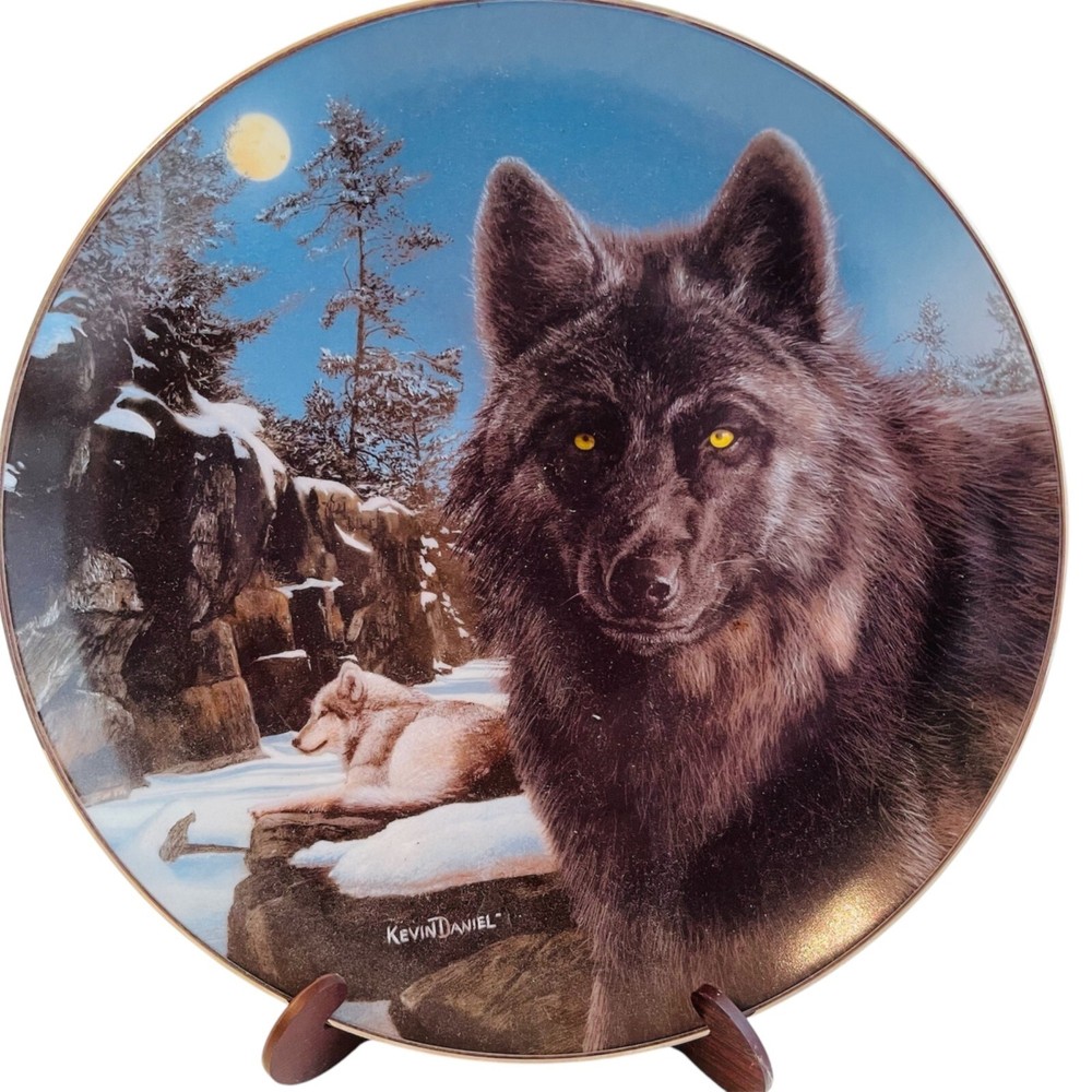 Black Wolf Plate Moon Shadow Vintage 1996 Kevin Daniel 8 Inch Wolf Realm Collectible